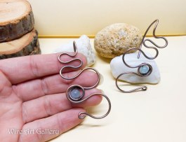 Minimalist earrings curved / oxidized copper wire / wire wrapped jewelry gems